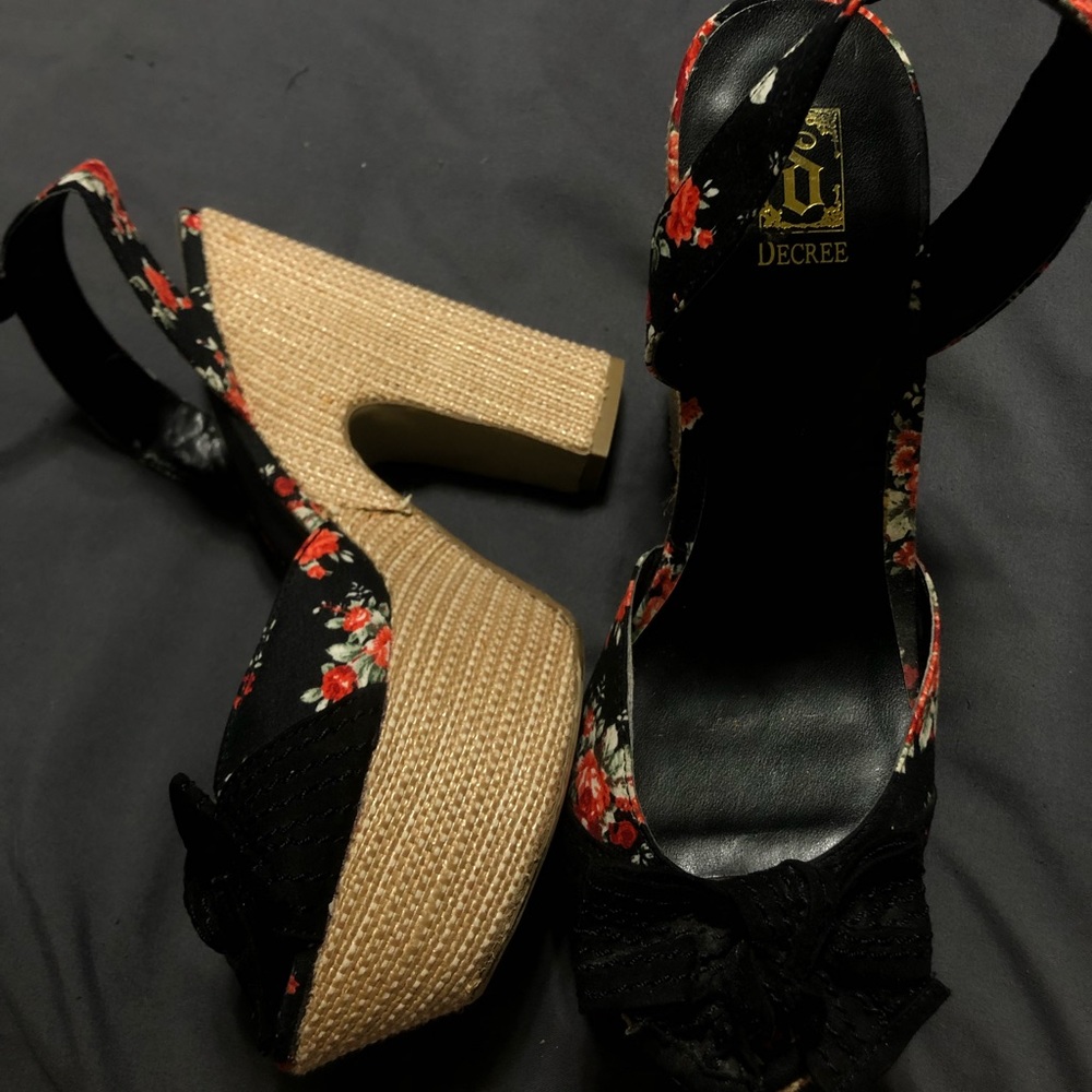 Decree wedges in black with floral rose accents, size 9